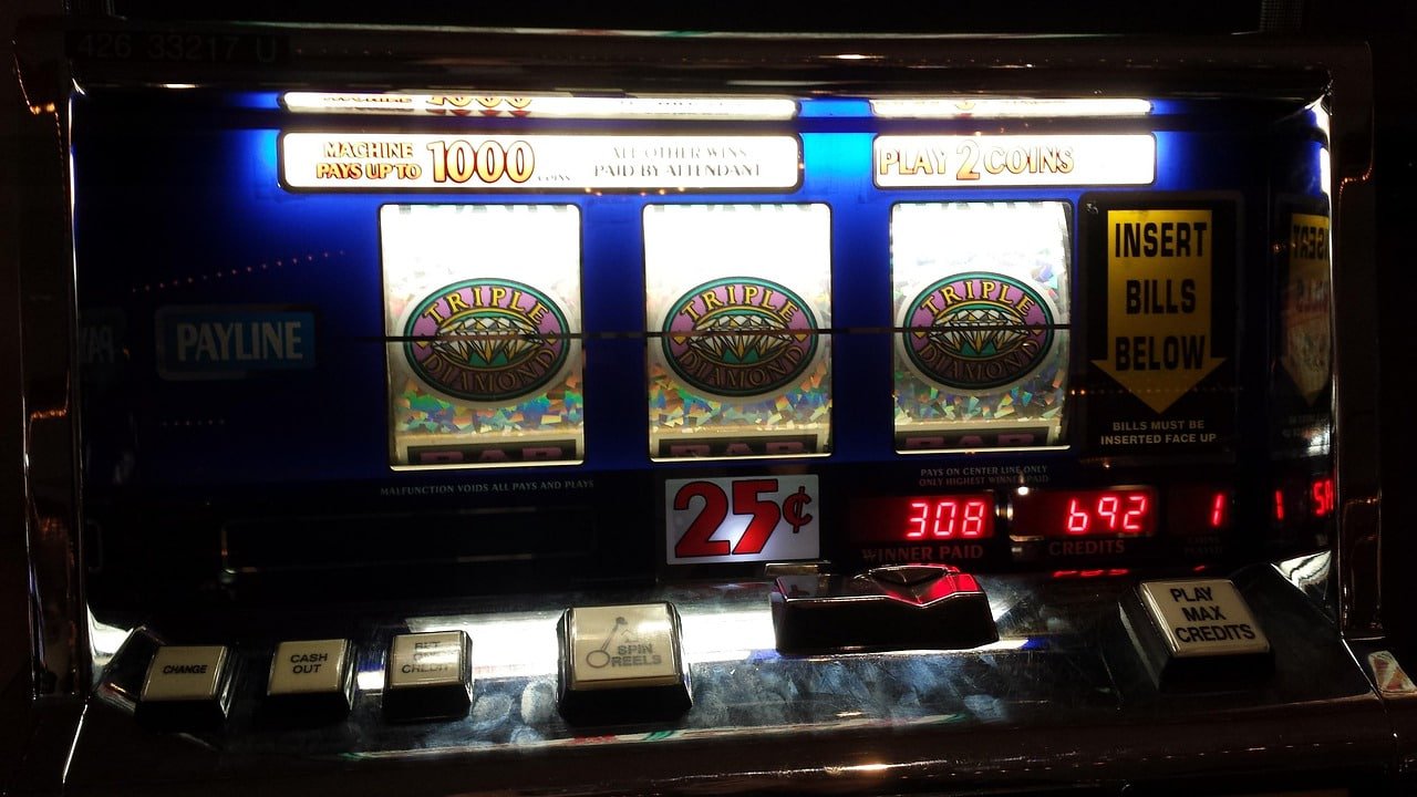 Antarmuka aplikasi toto17 menampilkan slot games dan opsi pembayaran